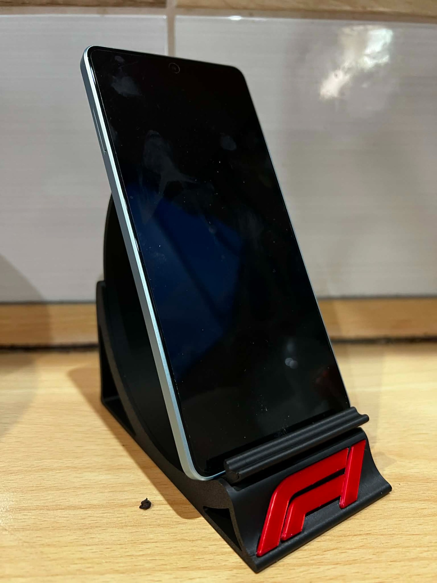 Egyedi asztali telefontartó – F1 stílusban 3D nyomtatással készült, többkomponensű kivitel. Példa arra, hogyan válik egy digitális logó praktikus és látványos használati tárggyá.