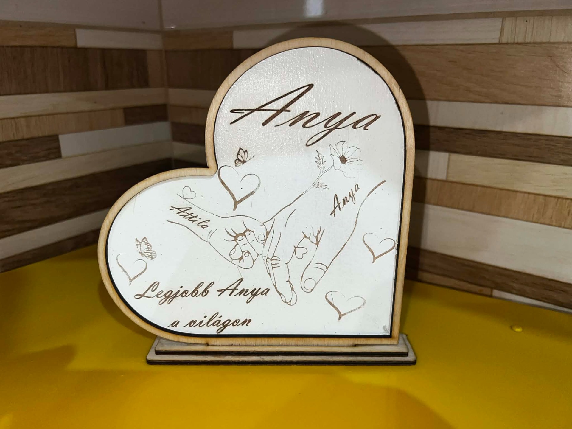 Szívhez szóló ajándék, amely örök emlék marad. Precíziós lézergravírozással készült egyedi grafika és felirat, finomvonalas kidolgozással. Tökéletes választás anyák napjára, születésnapra vagy bármilyen különleges alkalomra.