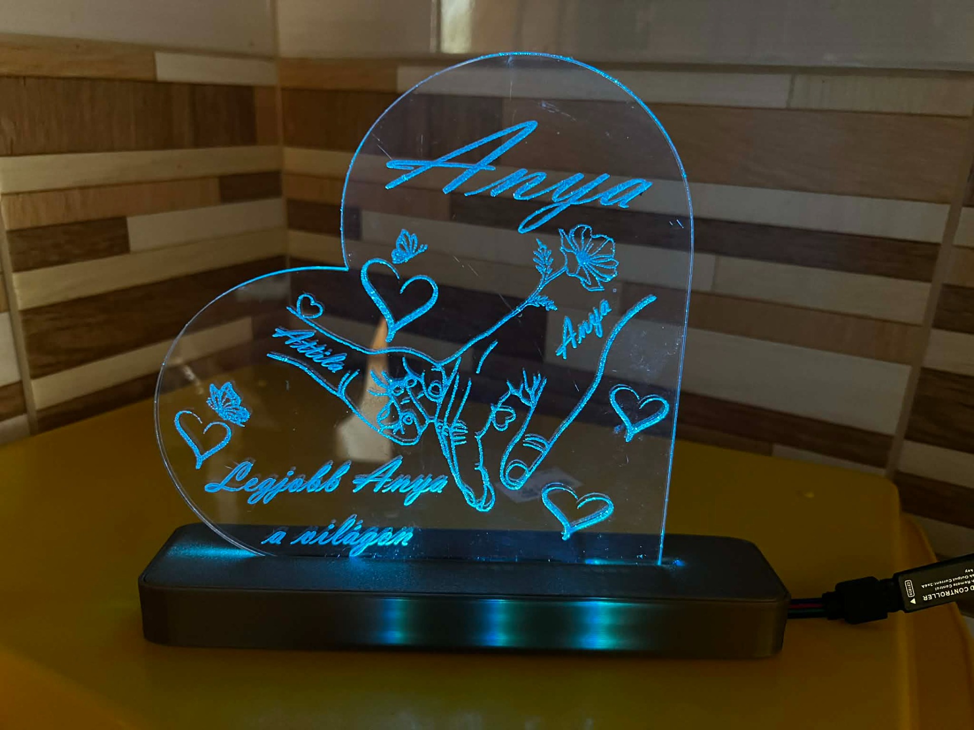 Egyedi LED-es plexi lámpa, amely garantáltan az ünnep fénypontja lesz. Gravíroztassa rá saját családi képét vagy üzenetét, és mi elkészítjük ezt a modern, elegáns és érzelmes emléktárgyat. Születésnapra, évfordulóra vagy csak úgy – mert megérdemlik